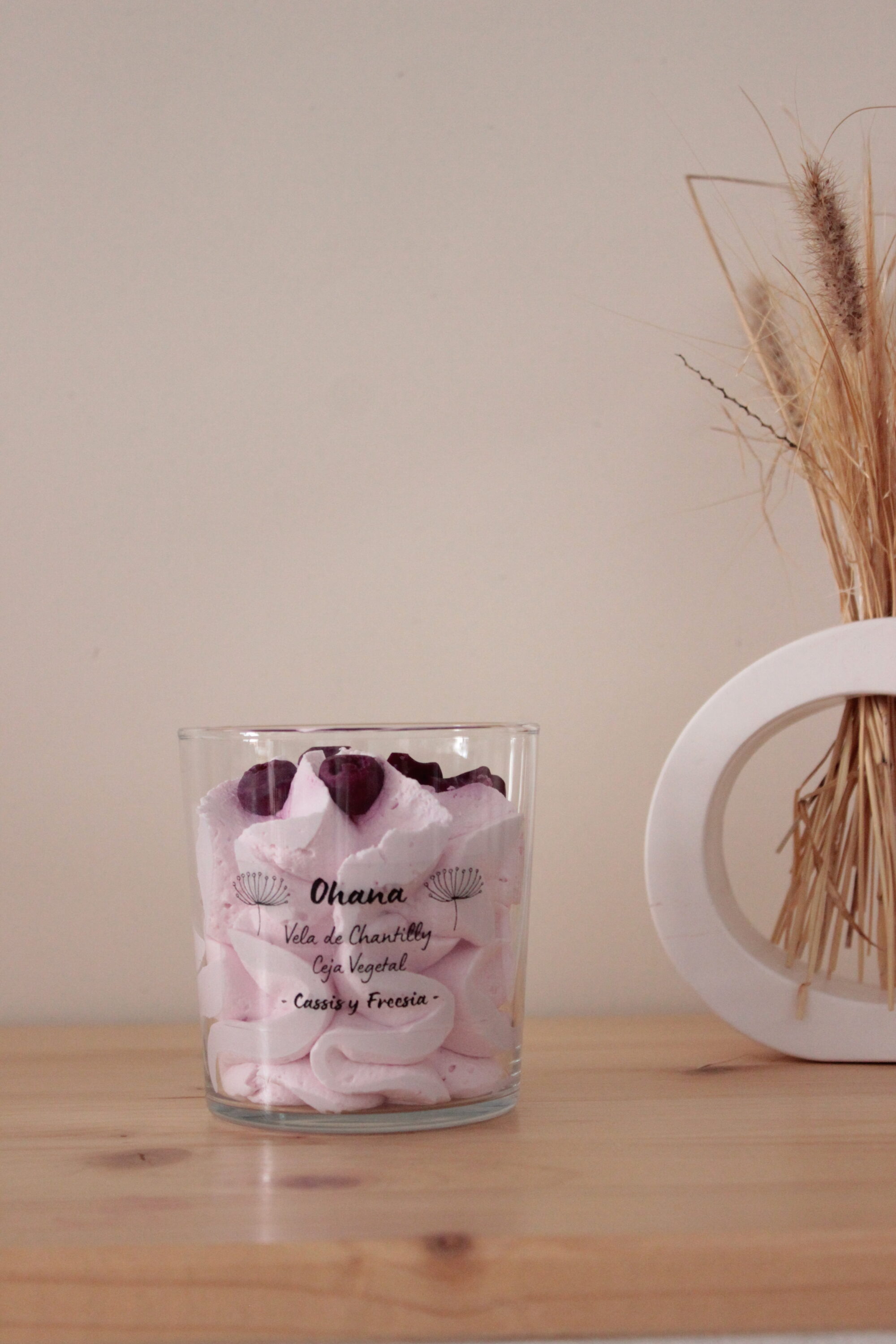 Vela "Cassis y Freesia" – Un soplo de elegancia frutal y floral